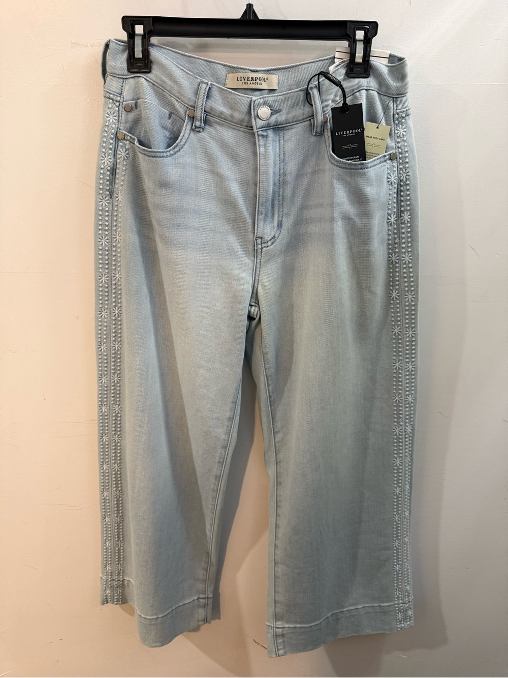 Liverpool - The Stride LM7A94SSL Denim Cropped Jeans with Embroidered Side Trim